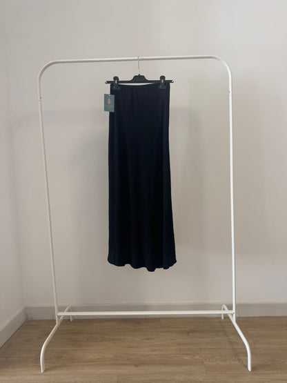 Falda Midi Negra| Tendencia Moda 2025