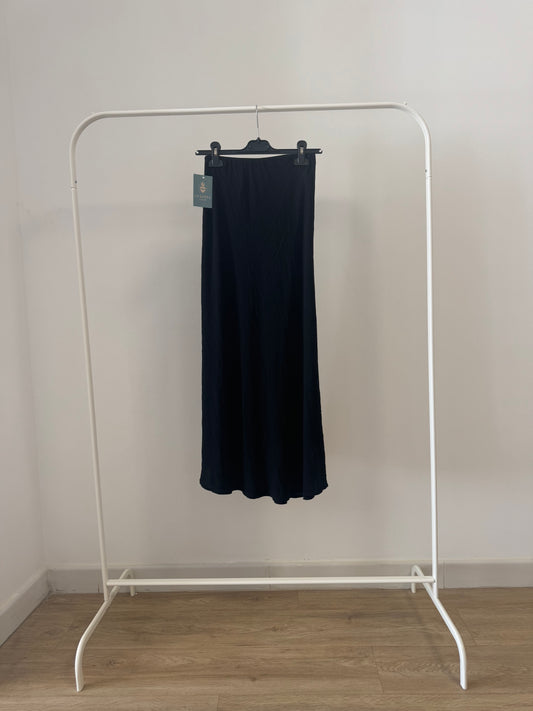 Falda Midi Negra| Tendencia Moda 2025