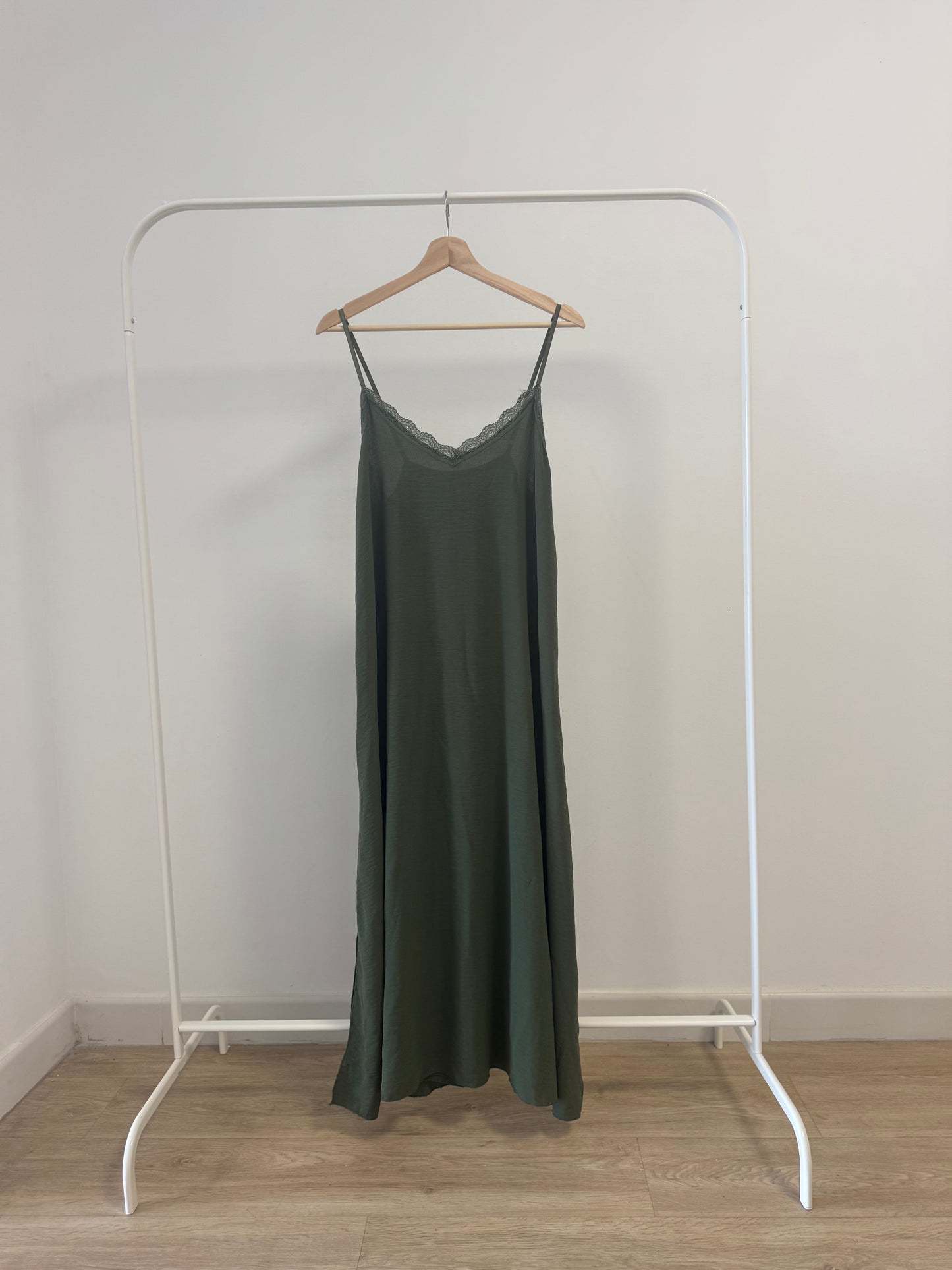 Vestido Lencero Verde | Tendencia Moda 2025